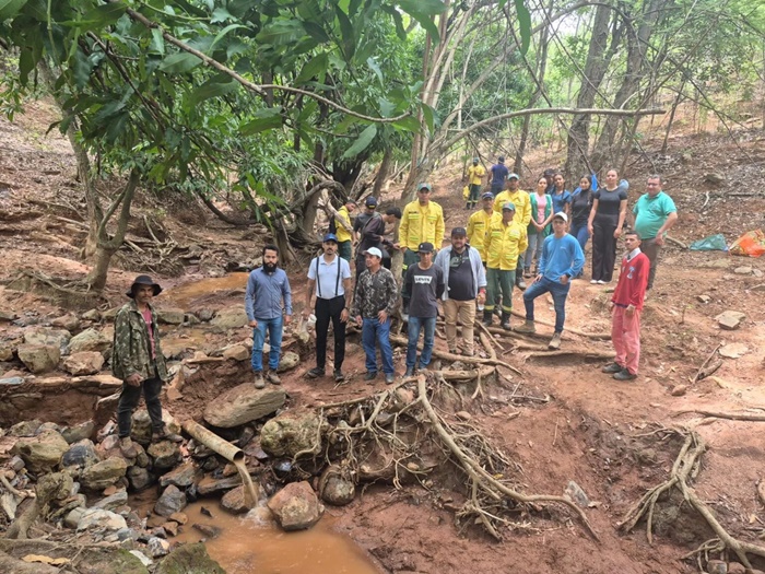 Participantes do Projeto Nascentes do Oeste constroem barraginhas e realizam ações de conservação ambiental em comunidade rural do Cerrado baiano.