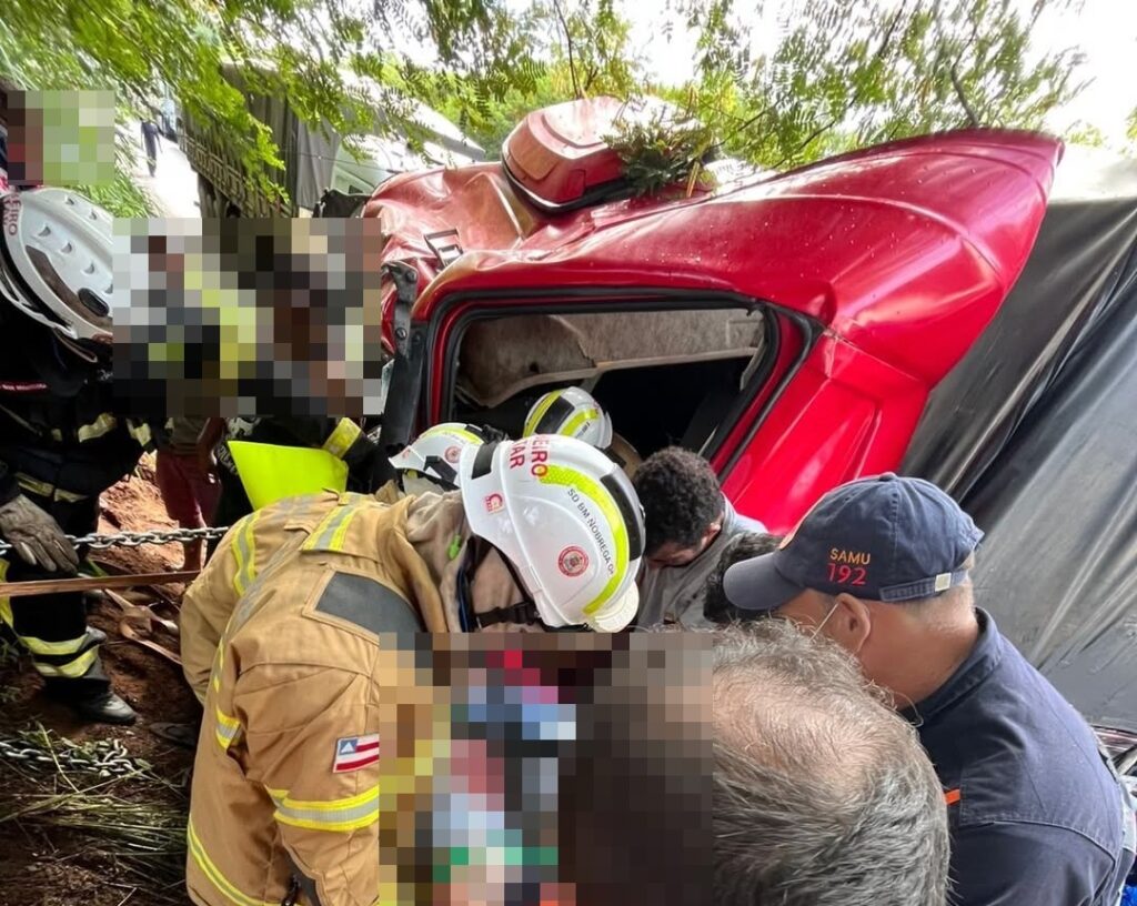Bombeiros do 17º BBM realizam desencarceramento de vítima após colisão entre dois caminhões na BR-242, na Serra da Pirajiba, em Cristópolis.