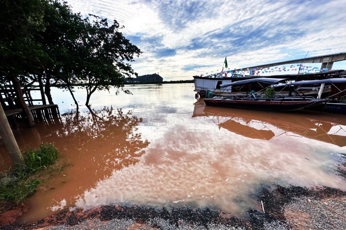 Rio São Francisco em cheia avançando sobre a Barrinha, ponto turístico de Bom Jesus da Lapa, no oeste da Bahia.