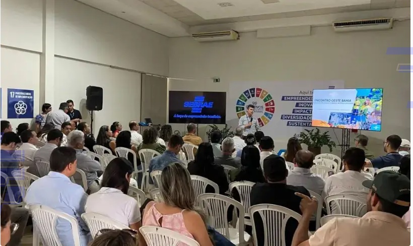 Representantes do Sebrae, agentes de desenvolvimento e secretários municipais reunidos durante encontro territorial em Barreiras para discutir estratégias de fortalecimento dos pequenos negócios no Oeste da Bahia.