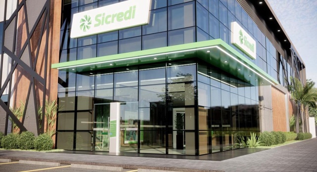 Fachada do Sicredi em Luís Eduardo Magalhães, onde cooperativa anuncia vaga de emprego presencial