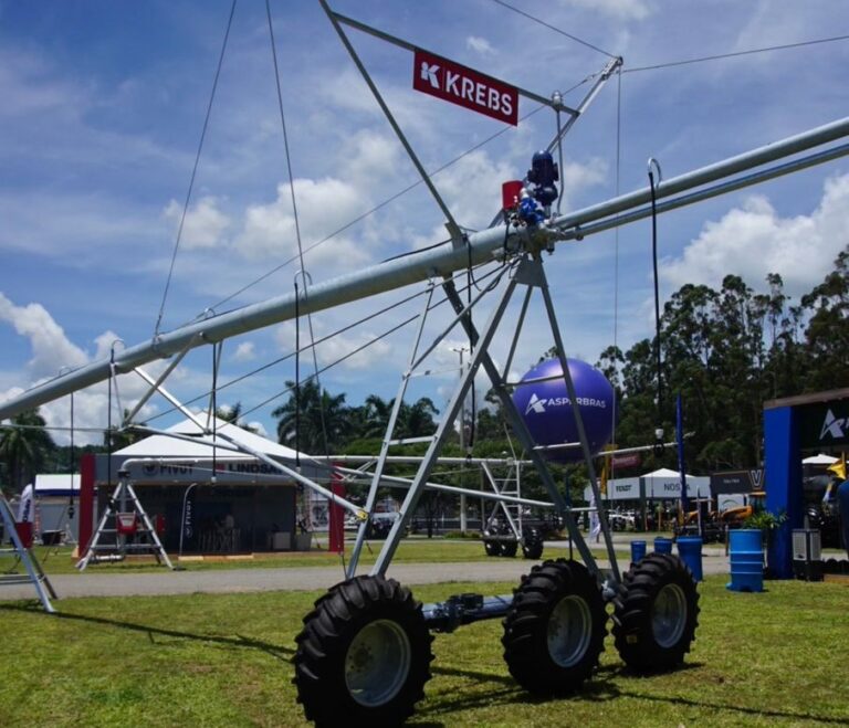 Produtor rural acompanha operação de pivô central com drone agrícola sobrevoando lavoura no MATOPIBA.
