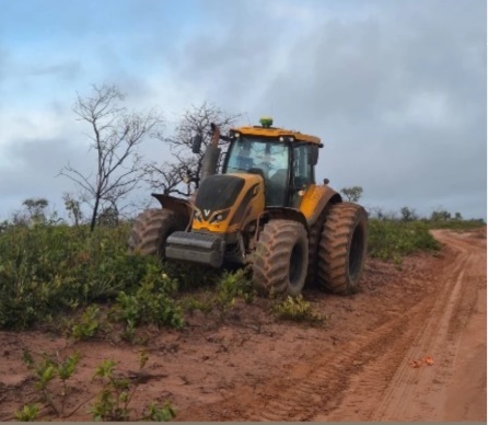 Trator agrícola Valtra recuperado pela Polícia Militar da Bahia em fazenda na zona rural de Formosa do Rio Preto.