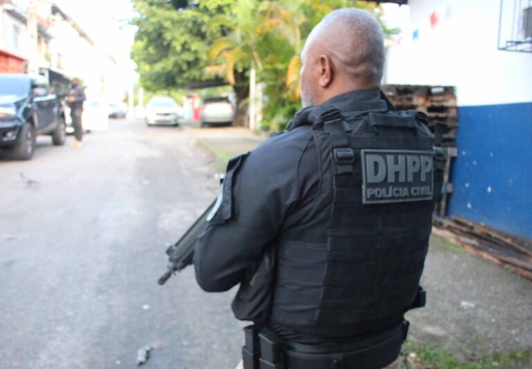 Polícia Civil da Bahia durante operação que resultou na elucidação de triplo homicídio em Barreiras.