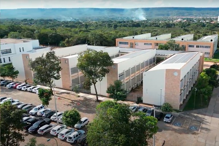 Fachada da Universidade Federal do Oeste da Bahia, que abriu processo seletivo para professor substituto