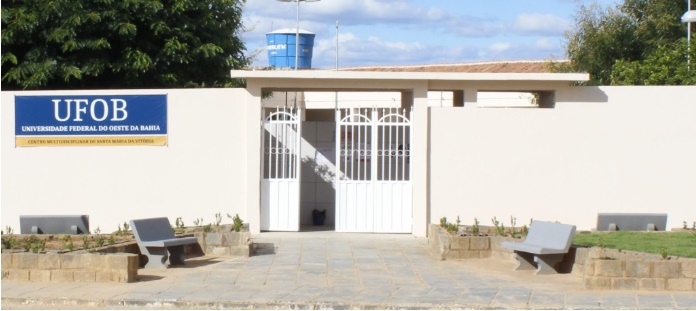 Fachada da Universidade Federal do Oeste da Bahia, com destaque para informações sobre processo seletivo de estágio em Comunicação Social em Santa Maria da Vitória.