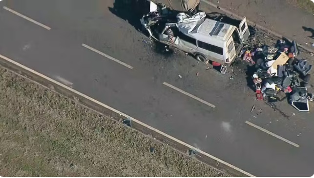 Destroços de van após colisão com caminhão na BR-020, em Planaltina, no Distrito Federal.