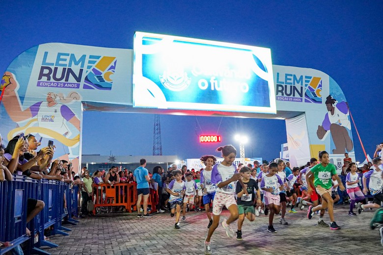 Atletas participando da LEM RUN 2025 em Luís Eduardo Magalhães durante corrida com grande público reunido na praça
