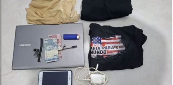 Materiais recuperados pela polícia após furto em academia em Barreiras, incluindo celular e notebook