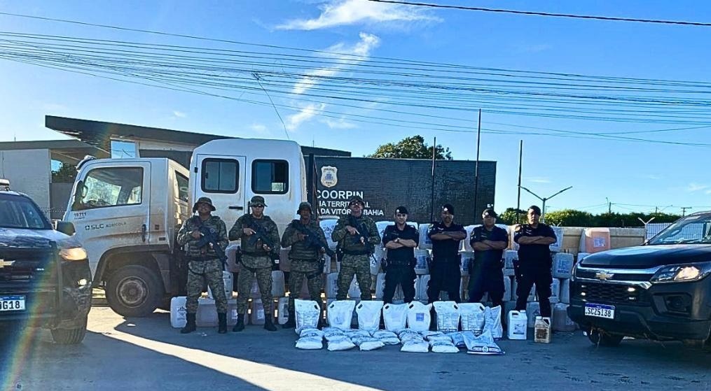 Policiais da Cipe Cerrado e PMGO durante apreensão de defensivos agrícolas e veículos após operação em Correntina
