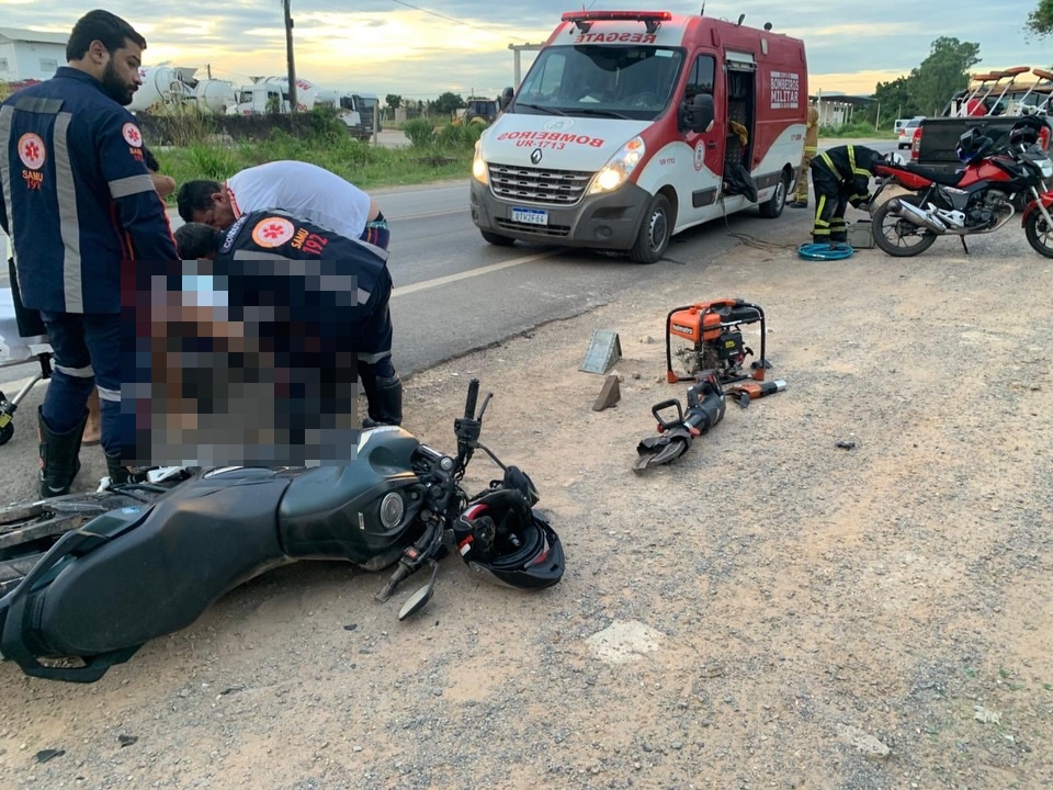 Bombeiros militares atuam no resgate de vítima presa entre motocicleta e caminhonete após acidente na BR-135 em Barreiras