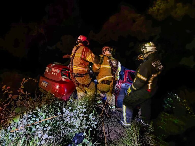 Bombeiros do 17º BBM realizam resgate veicular após colisão entre carro e caminhão na BR-242, próximo à Ponte de Ibotirama, no oeste da Bahia.