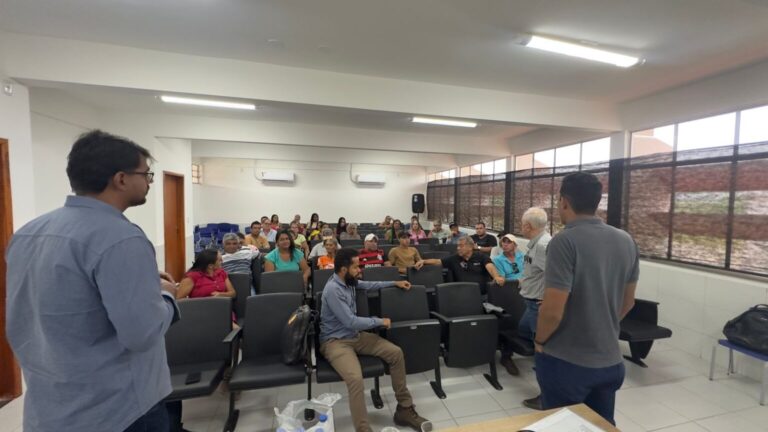 Representantes da Aiba e do Instituto Aiba participam de reunião com moradores da comunidade Rio de Pedras, em Barreiras, para apresentação de ações socioambientais.