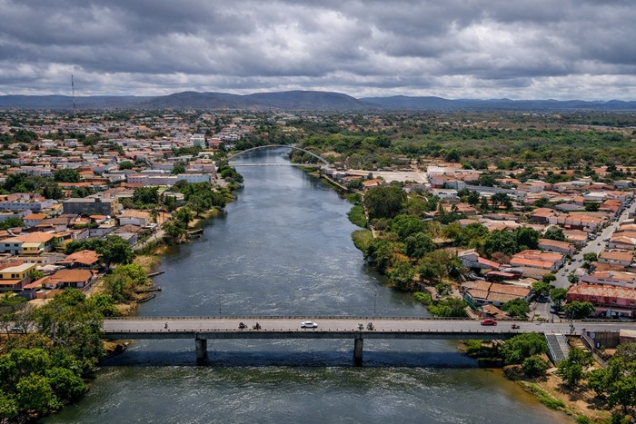 Mapa meteorológico indicando alerta amarelo de chuvas intensas emitido pelo Inmet para cidades do oeste da Bahia.