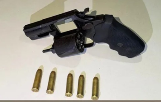 Policiais militares durante apreensão de revólver calibre .38 no bairro Beira Rio, em Bom Jesus da Lapa