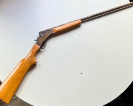 Espingarda calibre 32 apreendida pela Polícia Militar durante operação em Santa Maria da Vitória, na Bahia