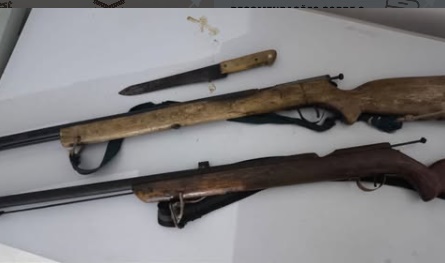 Armas apreendidas pela Polícia Militar durante ocorrência no povoado Brejo da Japira, em Barra, Bahia