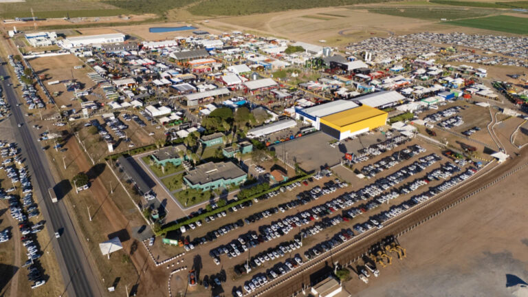Vista do complexo da Bahia Farm Show em expansão com estruturas sendo montadas para a edição de 2026 em Luís Eduardo Magalhães