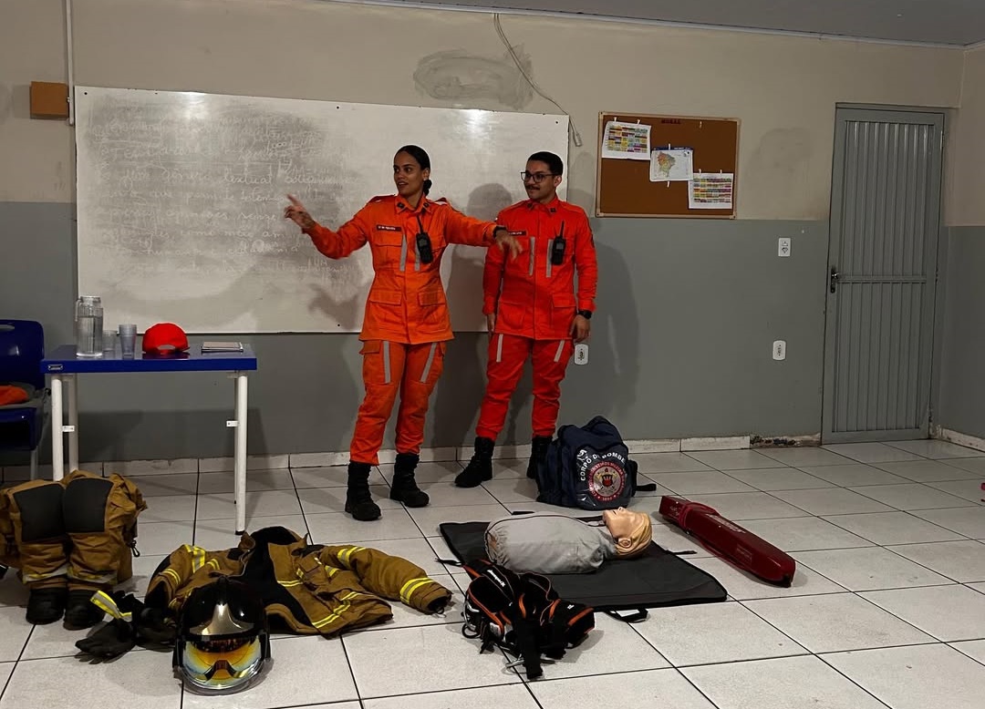 Bombeiros do 17º BBM realizam palestra educativa para alunos da Escola Iazinha Pamplona sobre prevenção de incêndios e primeiros socorros em Barreiras.
