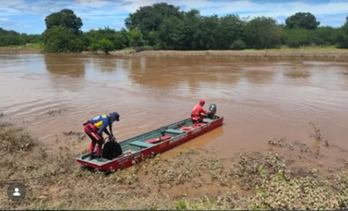 Bombeiros militares realizando buscas com embarcação no rio Paramirim, na zona rural de Boquira, oeste da Bahia.