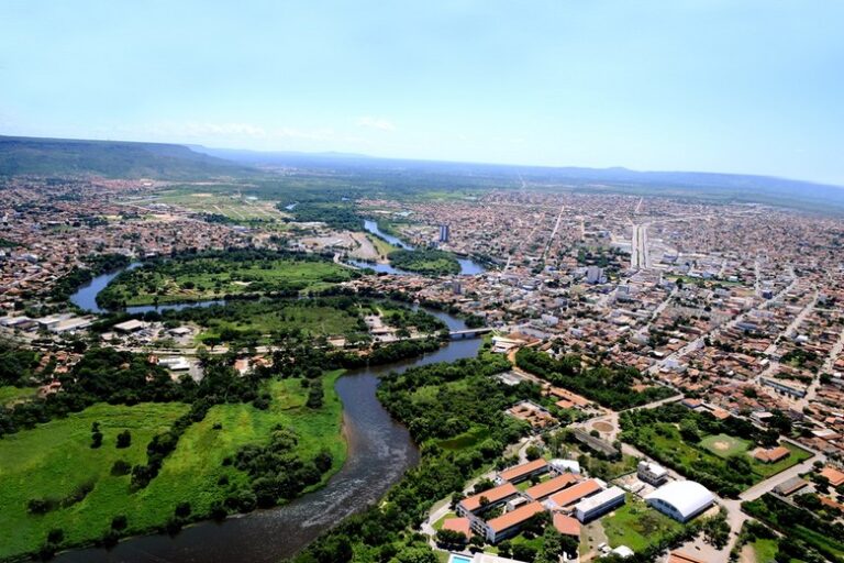 Vista da Cachoeira do Acaba Vida, em Barreiras, um dos principais atrativos naturais do ecoturismo no oeste da Bahia.