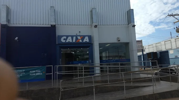 Fachada de agência da Caixa Econômica Federal com informações sobre processo seletivo de estágio no Oeste da Bahia.