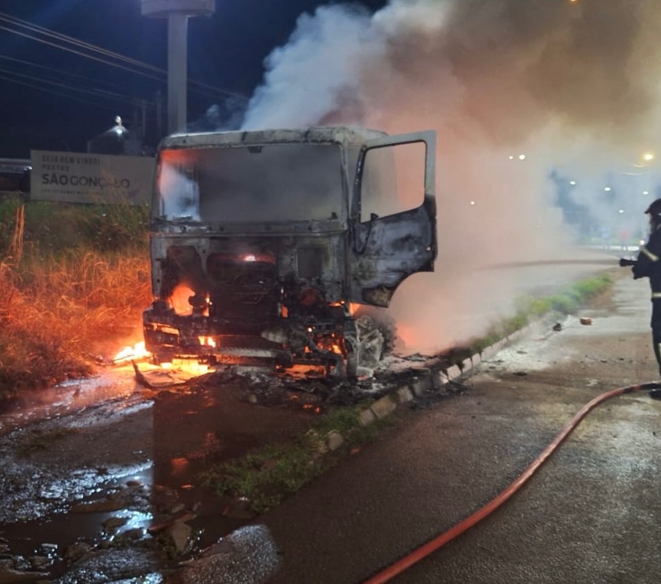 Caminhão em chamas na BR-020 enquanto bombeiros combatem incêndio em Luís Eduardo Magalhães, no oeste da Bahia.