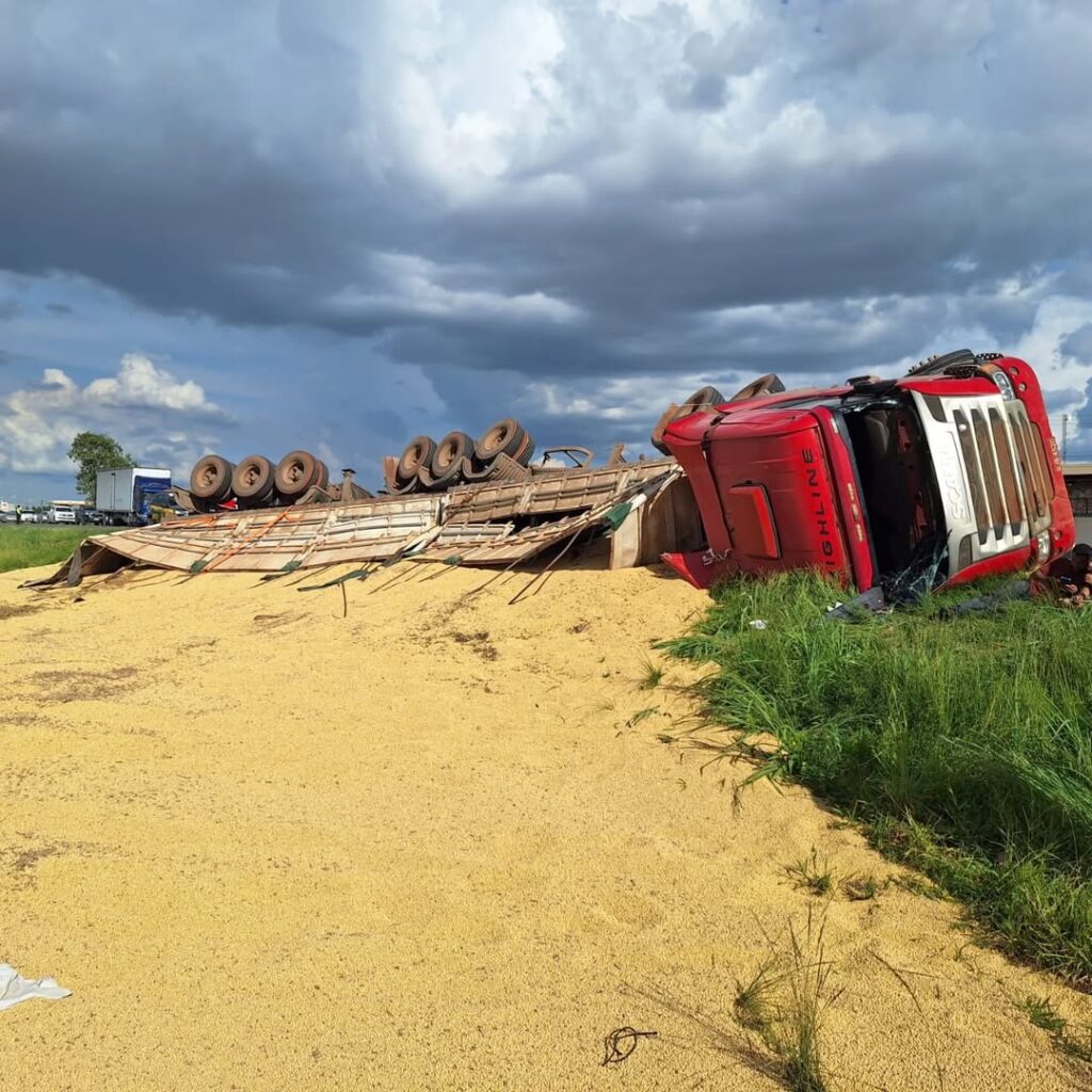 Caminhão tombado às margens da BR-020 após colisão entre veículos de carga em Luís Eduardo Magalhães, com soja espalhada no acostamento.
