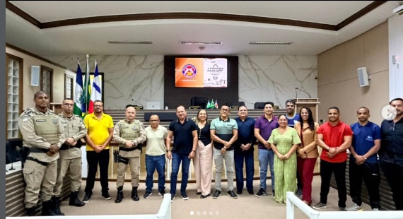 Autoridades, policiais e representantes da comunidade durante lançamento da 1ª Corrida da 28ª CIPM em Ibotirama