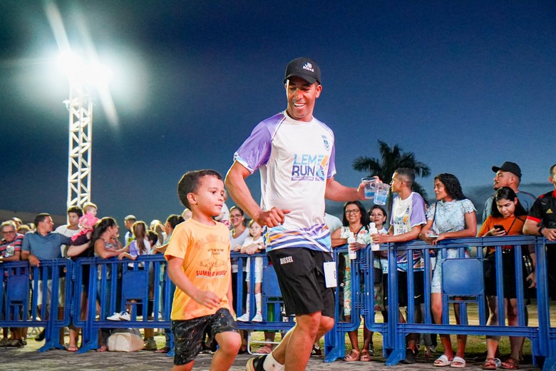 Atletas participando da LEM RUN 2025 em Luís Eduardo Magalhães durante corrida com grande público reunido na praça