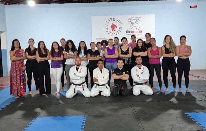 Advogadas participando de aula prática de defesa pessoal com policiais civis e instrutores de jiu-jitsu em Santa Maria da Vitória
