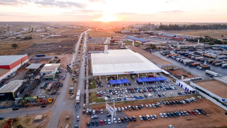 Unidade do Economart com divulgação de vagas de emprego abertas no oeste da Bahia