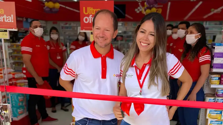 Empresário Gilliard em farmácia em Barreiras, exemplo de empreendedorismo no oeste da Bahia