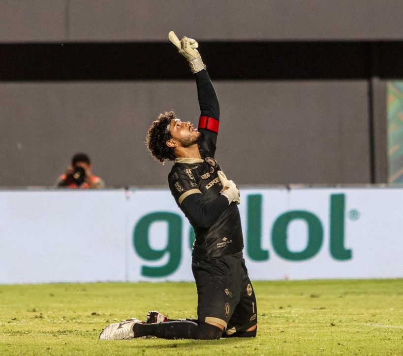 Goleiro Marcelo, natural de Irecê, comemora defesa decisiva que garantiu a classificação do Jacuipense na Copa do Brasil