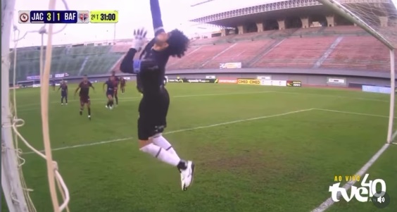 Goleiro Marcelo, natural de Irecê e atleta da Jacuipense, recebe prêmio de melhor goleiro do Campeonato Baiano 2026 em cerimônia realizada em Salvador.