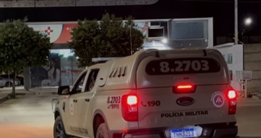 Viatura da Polícia Militar em ocorrência de homicídio no Residencial Sol do Cerrado em Luís Eduardo Magalhães