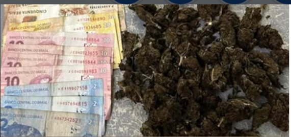 Material apreendido pela Polícia Militar durante prisão por tráfico de drogas em Luís Eduardo Magalhães, incluindo maconha, balança e dinheiro.