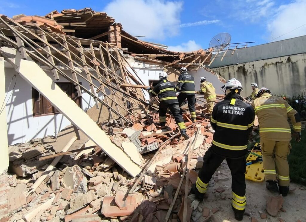 Bombeiros do 20º BBM resgatam homem preso sob escombros após desabamento de telhado em casa no bairro São João, em Bom Jesus da Lapa