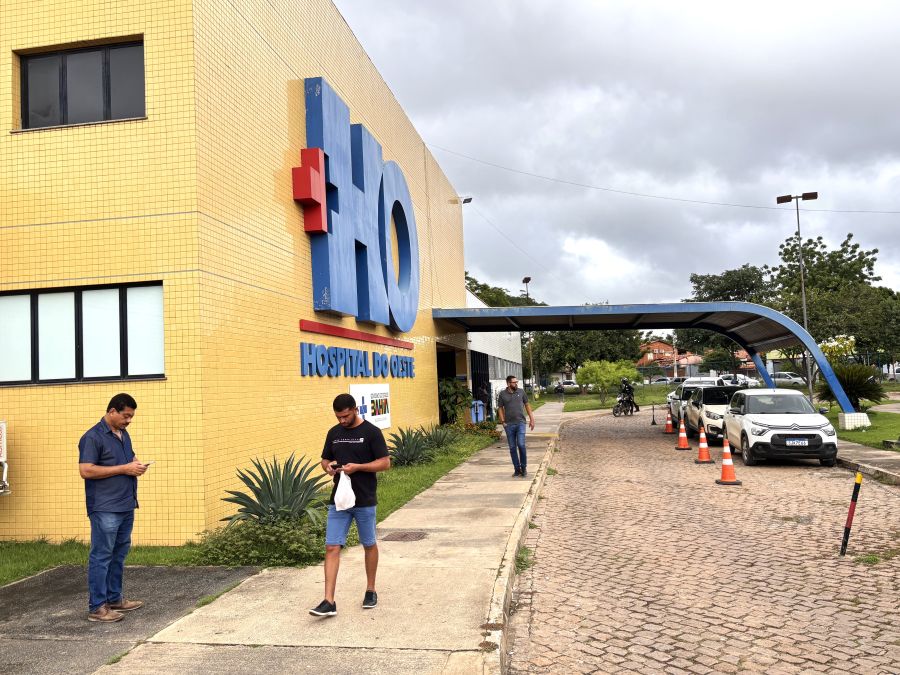 Equipe do Hospital do Oeste durante campanha de conscientização sobre prevenção do câncer colorretal na Bahia