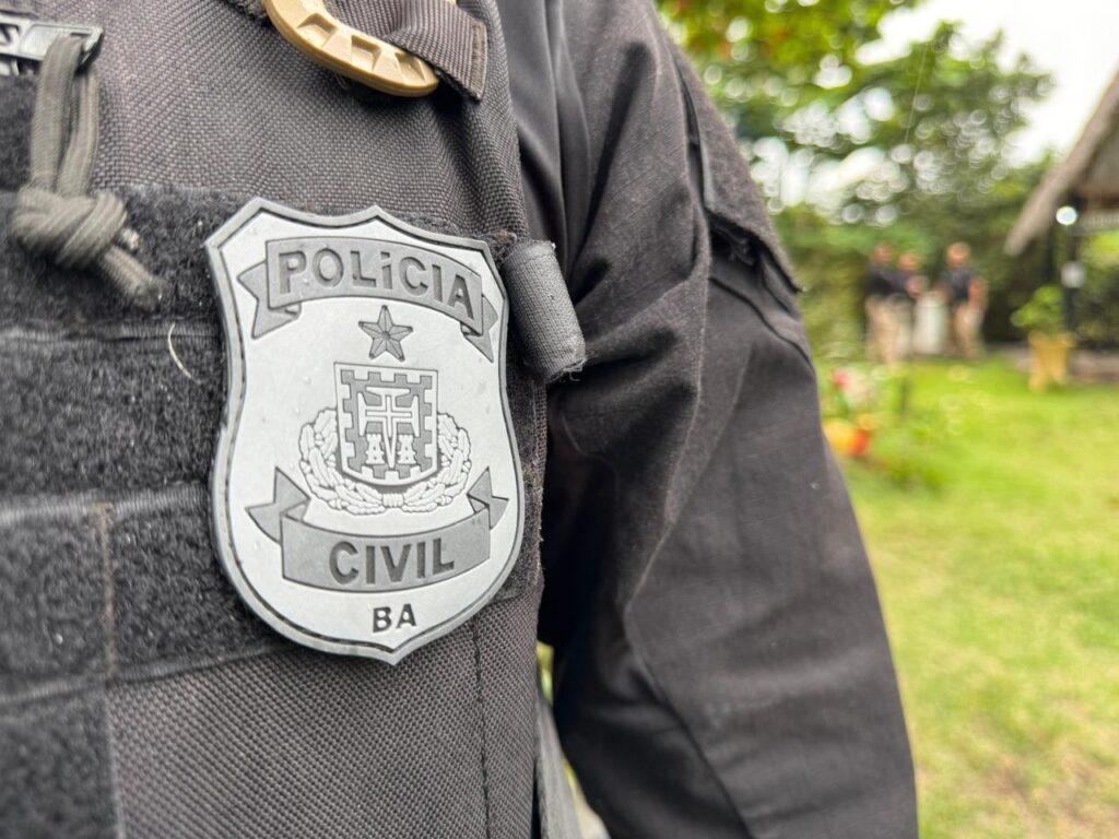 Viatura da Polícia Civil durante operação que prendeu idoso suspeito de estupro na zona rural de Canápolis, com apreensão de munições