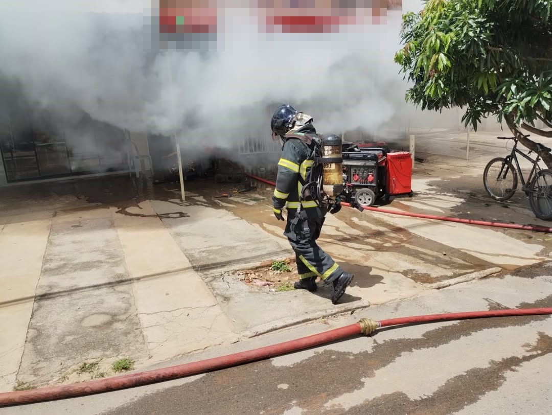 Bombeiros combatem incêndio em estabelecimento comercial no bairro Santa Cruz, em Luís Eduardo Magalhães