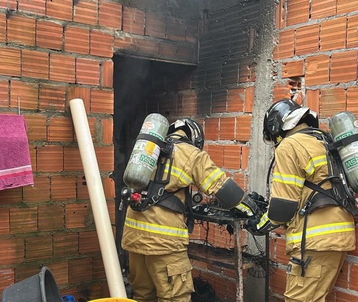 Bombeiros do 17º BBM combatendo incêndio em um cômodo de residência no bairro Parque da Cidade, em Barreiras.