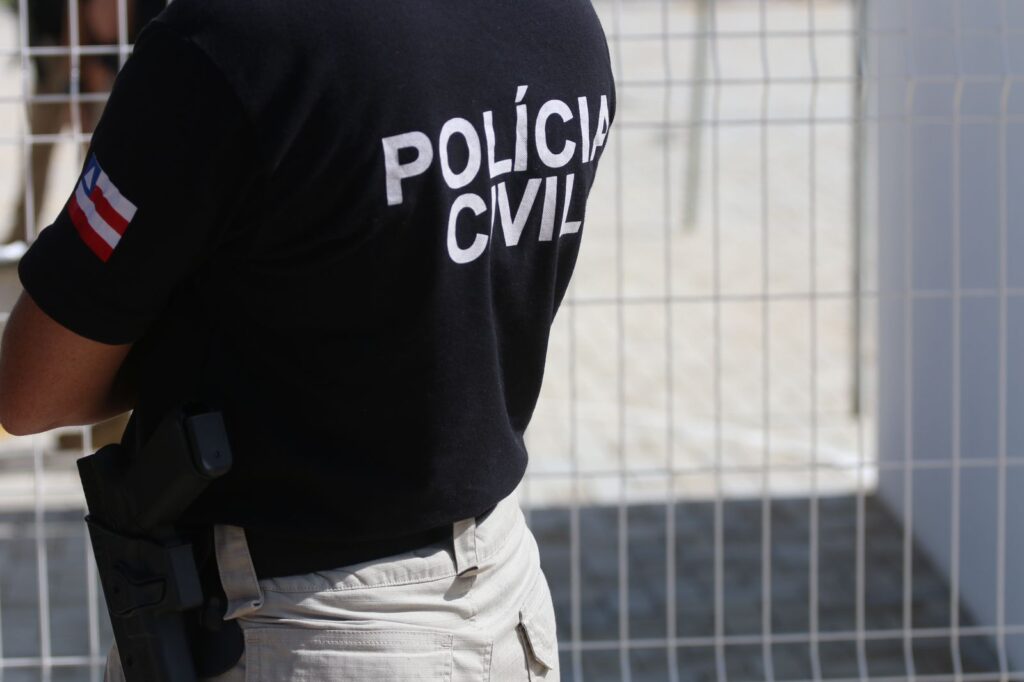 Polícia Civil durante operação de busca e apreensão no bairro Morada Nobre, em Barreiras, com apreensão de mídias eletrônicas.