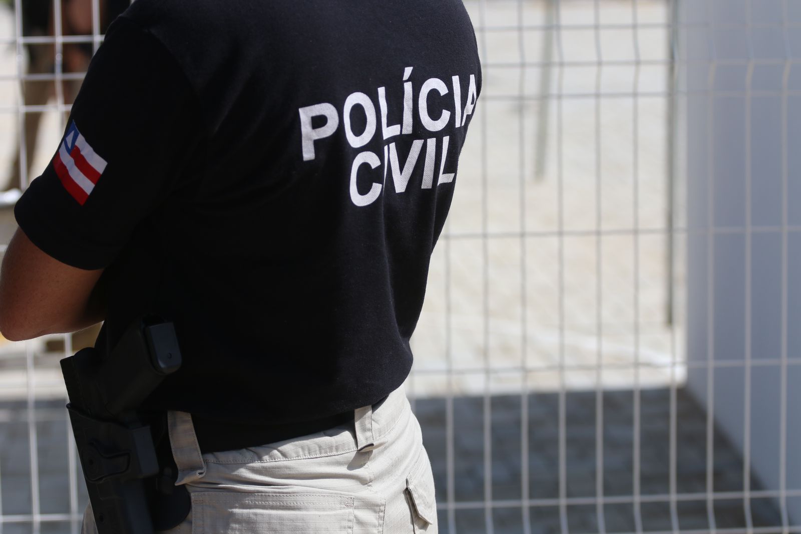 Polícia Civil durante operação de busca e apreensão no bairro Morada Nobre, em Barreiras, com apreensão de mídias eletrônicas.