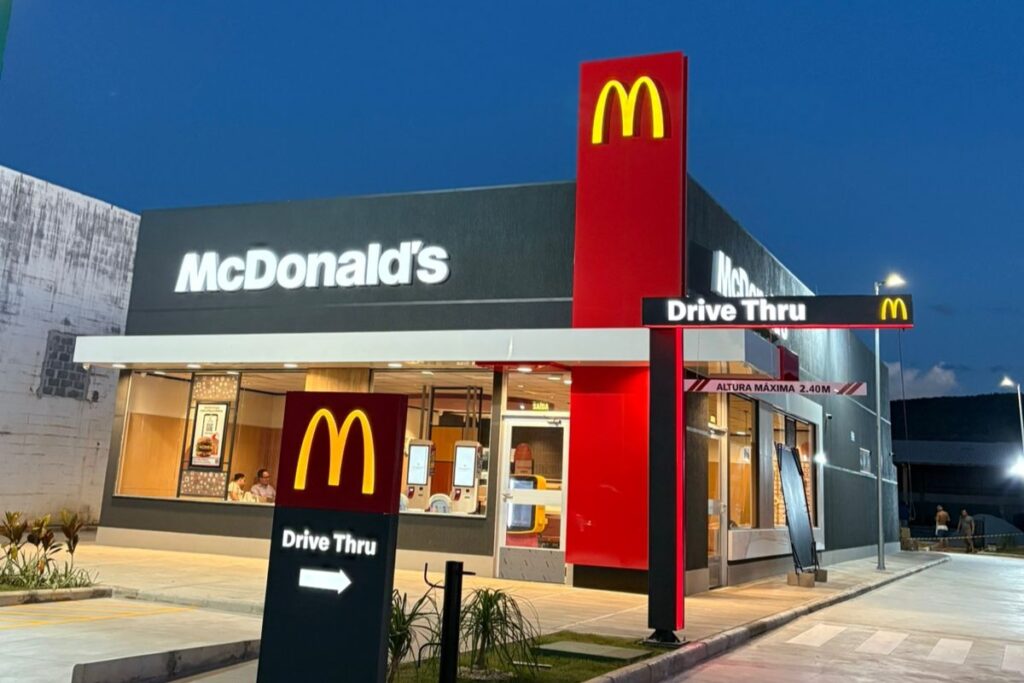 Novo restaurante do McDonald’s inaugurado em Barreiras com estrutura moderna, totens de autoatendimento e drive-thru.