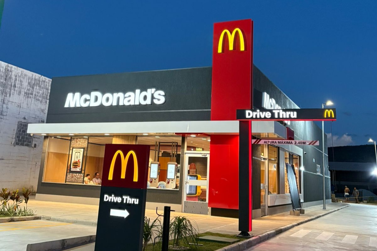 Novo restaurante do McDonald’s inaugurado em Barreiras com estrutura moderna, totens de autoatendimento e drive-thru.
