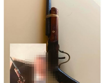 Policial militar segura arma artesanal apreendida com menor em Mansidão, no oeste da Bahia