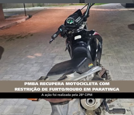 Motocicleta Honda Bros recuperada pela Polícia Militar após perseguição no bairro Alto da Estrela, em Paratinga