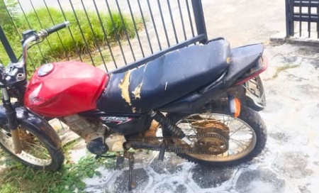 Motocicleta apreendida pela RONDESP Meio Oeste após policiais identificarem chassi suprimido e placa adulterada em Carinhanha, no oeste da Bahia.