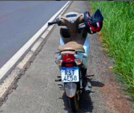 Motocicleta Honda Biz branca recuperada pela Polícia Militar na BR-135, no oeste da Bahia